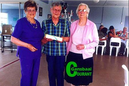 Tyd vir afskeid neem van Bertha Brits (middel) nÃ¡ tien jaar as voorsitter, saam met Johanna Swart (links) en Maryna Rossouw.