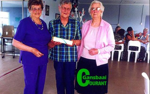 Tyd vir afskeid neem van Bertha Brits (middel) nÃ¡ tien jaar as voorsitter, saam met Johanna Swart (links) en Maryna Rossouw.