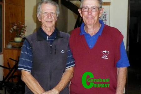 Die wenners van die Veelvoudige Stableford: Johan Coetzee (links) en Daan Victor.