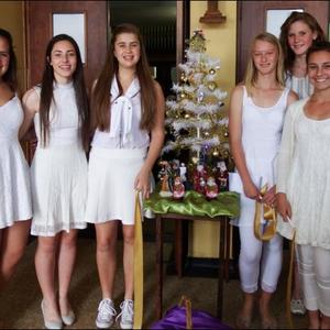 Die rol van Engele is deur die NG-kategese se hoÃ«rskoolleerders vertolk. Vlnr Anli Louw, MornÃ© Jacobs, Alissa Coetzee, Janika van Niekerk, Maya Joubert, Fiona Fourie en Zulene van Niekerk. Agter Melandi van Eeden.