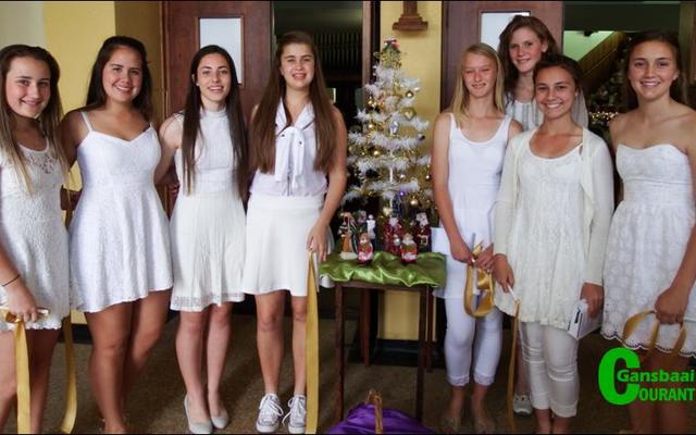 Die rol van Engele is deur die NG-kategese se hoÃ«rskoolleerders vertolk. Vlnr Anli Louw, MornÃ© Jacobs, Alissa Coetzee, Janika van Niekerk, Maya Joubert, Fiona Fourie en Zulene van Niekerk. Agter Melandi van Eeden.