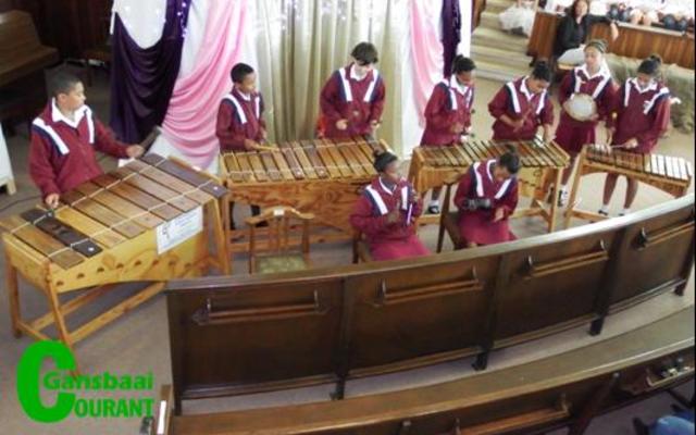 Laerskool Okkie Smuts se Marimba Orkes het die Jeug Kerssangdiens met die speel van â€˜Stille Nag, Heilige Nagâ€™ begin. 