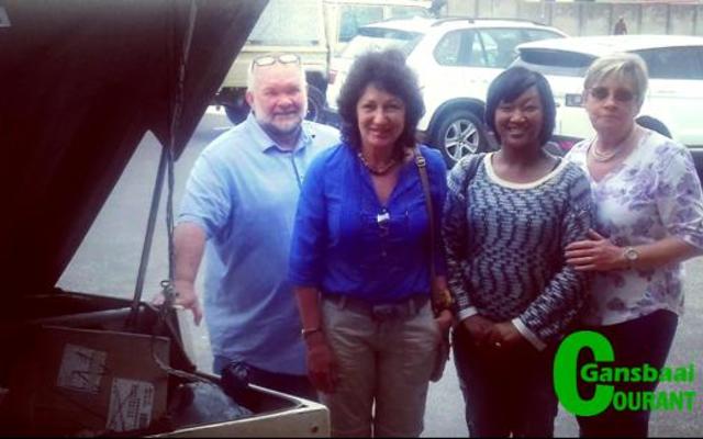 Die ontvangers van goedere wat deur vroue van die Geluksoord Bejaar-deklub in Elim geskenk is. Vlnr Past Frikkie Zeelie (SHARE), Rdl Riana de Coning, Suzaan Alexander (Elim) en Annalie Jonker (BARC).