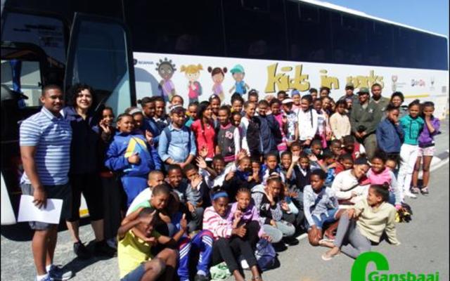 Gansbaai PrimÃªr se leerders staan op die punt om op hul avontuuruitstappie na Agulhas Nasionale Park te vertrek, met die twee onderwysers, Harry Tobias en Anine Volkwyn links.