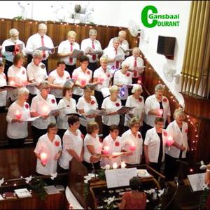 Die  NG-kerkkoor onder leiding van Aletta Lochner (regs), met orrel-begeleiding  deur  Annelene Reinke  tydens die jaarlikse luisterryke Kerssangdiens. 