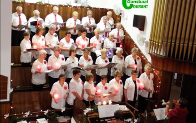 Die  NG-kerkkoor onder leiding van Aletta Lochner (regs), met orrel-begeleiding  deur  Annelene Reinke  tydens die jaarlikse luisterryke Kerssangdiens. 