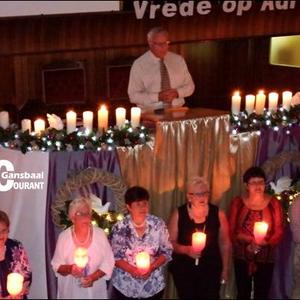 â€˜n Deel van die kersdraers wat bygedra het tot die besondere gewyde afsluiting van die  Kerssangdiens. Ds Dirk van Dyk het die verrigtinge van die kansel af gelei.