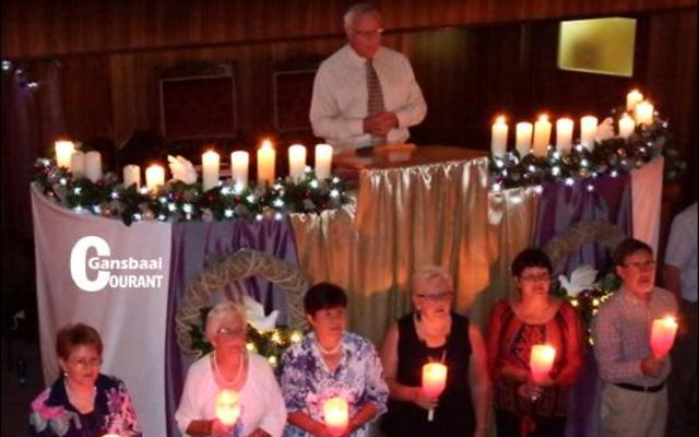 â€˜n Deel van die kersdraers wat bygedra het tot die besondere gewyde afsluiting van die  Kerssangdiens. Ds Dirk van Dyk het die verrigtinge van die kansel af gelei.