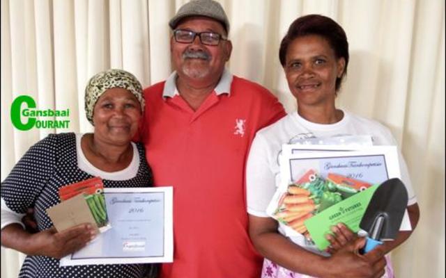 Blompark se groentetuinwenners is van links Lena Arendse (namens Ikamva), Johnny van Dyk en Nettie Kapot.