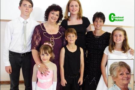 Annelie Botha se puik sangspan tydens â€˜n sangmiddag in die AGS-gemeente. Voor vlnr Daneke Nepgen, DanÃ© Swarts en Lisa-Marie van Wyk. Agter vlnr Jordan Linehan, Annelie Botha (organiseerder), Sanja Lutzeyer en Elani Swarts. Inlas: Pastoor Beryll Coetzer.