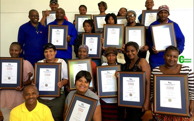 Naas Eshiela, is daar twintig werknemers wat vanjaar die tien jaar kerf bereik het: A Africa, MP Martin, AE Damon, E Benjamin, A Pillay, JM May, TJ Booysen, E Bokwana, NE Yawa, N Nogemana, N Mzingeli, M Mdokwe (afwesig op foto), M Siwela (afwesig op foto), A Abrahams (afwesig op foto), L September, N Simohlela, L Madlebe, M Sobhisho, M Ndzendze en MH Gebensa (afwesig op foto).