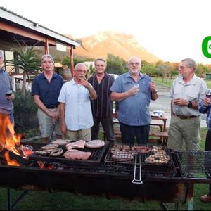 Gansbaai Fotografieklub se fotograwe â€˜kan braai ookâ€™. Vlnr is Schalk Pienaar, Marc du Plessis, Piet Visagie, Christo Wessels, Riaan Jacobs, Gerrie Germishuys en Dirk Laurie.