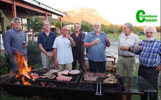 Gansbaai Fotografieklub se fotograwe â€˜kan braai ookâ€™. Vlnr is Schalk Pienaar, Marc du Plessis, Piet Visagie, Christo Wessels, Riaan Jacobs, Gerrie Germishuys en Dirk Laurie.