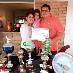 Norman Stevens (Jnr) van Gansbaai Duiweklub het in sy eerste vliegjaar as algehele duiwekampioen uit die stryd getree. Hier is hy by sy nege trofeÃ« saam met sy eggenote, Jessica en hul dogtertjie, Danielle-Ann (4).