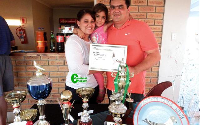 Norman Stevens (Jnr) van Gansbaai Duiweklub het in sy eerste vliegjaar as algehele duiwekampioen uit die stryd getree. Hier is hy by sy nege trofeÃ« saam met sy eggenote, Jessica en hul dogtertjie, Danielle-Ann (4).