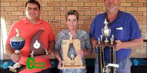 Gansbaai Duiweklub se groot 2016 kanonne â€“ van  links  Norman Stevens (Junior, Algehele Kampioen), Corinne Swart (Dameskampioen) en Hilton Hitge (Beaufort-Wes Jongduiwe).
