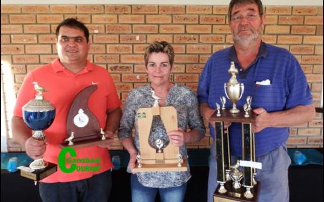 Gansbaai Duiweklub se groot 2016 kanonne â€“ van  links  Norman Stevens (Junior, Algehele Kampioen), Corinne Swart (Dameskampioen) en Hilton Hitge (Beaufort-Wes Jongduiwe).
