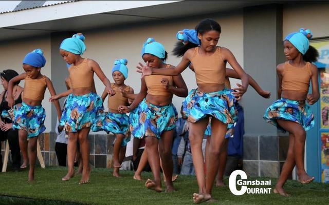 Ons dans die riel â€“ dis amptelik vakansietyd.  Dit  was  â€˜n  opregte  Overstrandse  vrolikheid toe Gansbaaiers Vrydagaand, 2 Desember 2016 die amptelike Liggie-aanskakel geleentheid bygewoon het. 