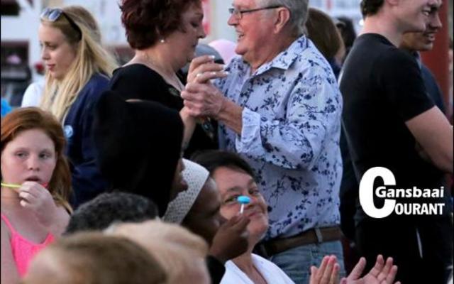 Derrick Jerrard het nie die geleentheid verby laat gaan om lekker te sokkie nie.