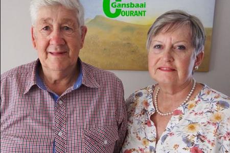 Neville en Helena de Bruyn, alias â€˜Tarzanâ€™ en â€˜Tannie Janeâ€™ in hul huis enkele dae voor sy finale aftrede, met een van Helena se eie skilderye agter hulle.