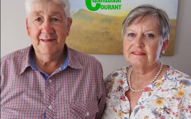 Neville en Helena de Bruyn, alias â€˜Tarzanâ€™ en â€˜Tannie Janeâ€™ in hul huis enkele dae voor sy finale aftrede, met een van Helena se eie skilderye agter hulle.