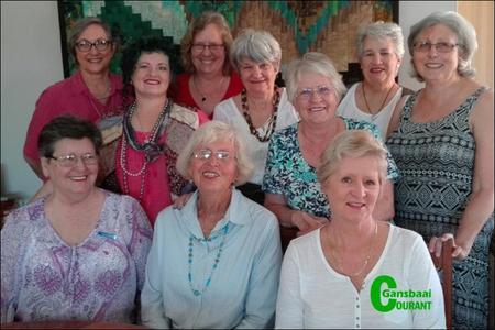 Die Overberg Kwiltersgilde se 2017 bestuurslede, waarby vier Gansbaaiers ingesluit is, is: Voor vlnr Maria GrovÃ©, Olga Kuschke (voorsitter) en Rose Surmon. Agter vlnr Alysia Prinsloo, Alda Rowan, Nettie le Roux, Carol Mackenzie, Irene van der Merwe, Bessie Oosthuizen en Colleen Bain.  