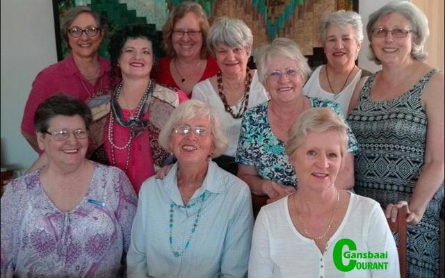Die Overberg Kwiltersgilde se 2017 bestuurslede, waarby vier Gansbaaiers ingesluit is, is: Voor vlnr Maria GrovÃ©, Olga Kuschke (voorsitter) en Rose Surmon. Agter vlnr Alysia Prinsloo, Alda Rowan, Nettie le Roux, Carol Mackenzie, Irene van der Merwe, Bessie Oosthuizen en Colleen Bain.  