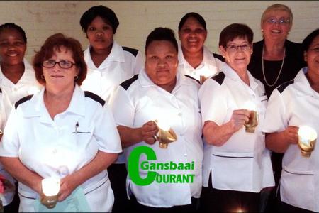 Voor vlnr: Noniko Mbela, Christelle Wiese, Gaveline Rooi, Duifie Lourens (Top Student in groep) en Maureen Pieters.  Agter vlnr: Nondumisa Mehluvana, Charlotte Penxa, Lydia Tobias en Suster IrÃ©ne de Waal.