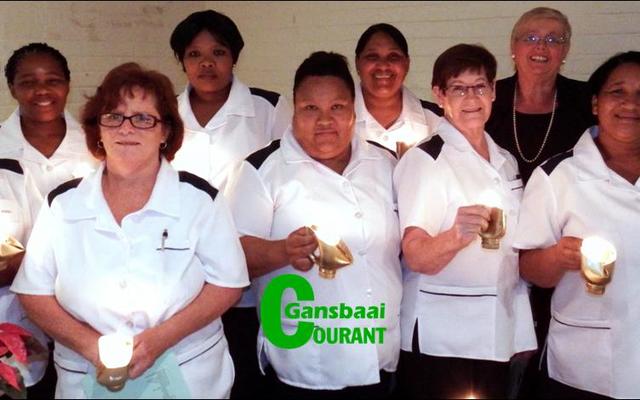 Voor vlnr: Noniko Mbela, Christelle Wiese, Gaveline Rooi, Duifie Lourens (Top Student in groep) en Maureen Pieters.  Agter vlnr: Nondumisa Mehluvana, Charlotte Penxa, Lydia Tobias en Suster IrÃ©ne de Waal.