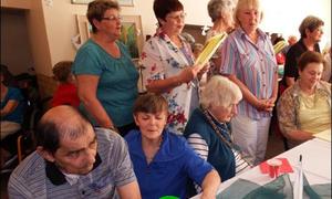 Goue Hande reik uit met hul goue harte