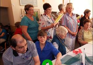 Goue Hande reik uit met hul goue harte