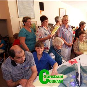 Goue Hande het self ook â€˜n lied spesiaal vir die bejaardes gesing. Sigbaar op die foto is tweede van voor Anita Botha en agter vlnr Amanda le Roux, Martie de Jager en Francia van Dyk.