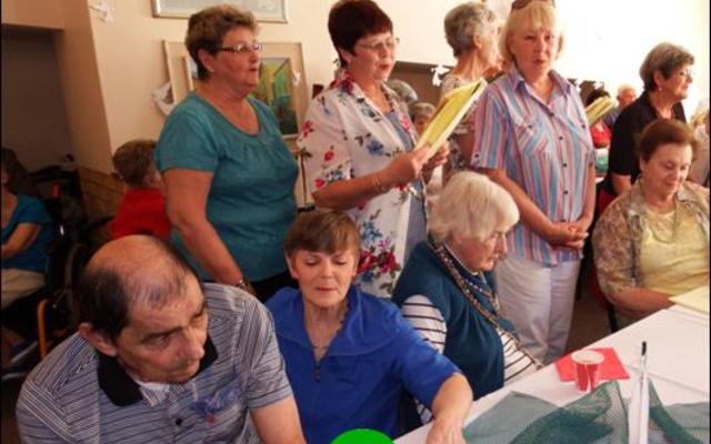 Goue Hande het self ook â€˜n lied spesiaal vir die bejaardes gesing. Sigbaar op die foto is tweede van voor Anita Botha en agter vlnr Amanda le Roux, Martie de Jager en Francia van Dyk.