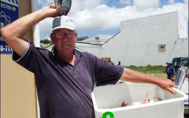 Grapjas Bev Swart met sy hangberger (hottie) op sy kop. Bev het wel die tweede swaarste bootgemiddeld ingepalm, maar hier is die vraag of hy die vis gevang het en of dit andersom was.