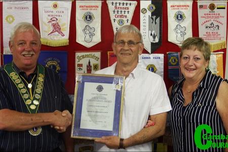 Lion Gert Louw ontvang hier die hoogste Suid-Afrikaanse Lion toekenning, die Louis Volkstoekenning, tydens Gansbaai Lionsklub se Kersfunksie. Vlnr Lion Boats van Staden, Lion Gert Louw en Lion president, Marietta Hattingh. 