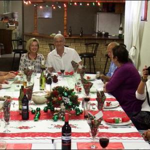 â€˜n Gesellige oomblik tydens Gansbaai Lionsklub se Kersfunksie, waar enkele Lions terselfdertyd sertifikate en medaljes ontvang het. 