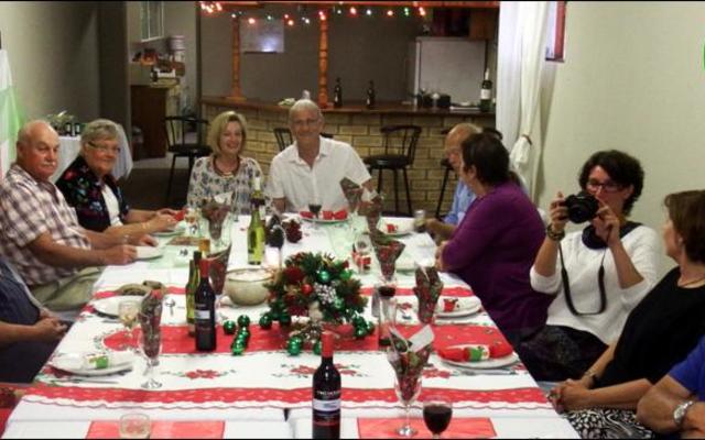 â€˜n Gesellige oomblik tydens Gansbaai Lionsklub se Kersfunksie, waar enkele Lions terselfdertyd sertifikate en medaljes ontvang het. 
