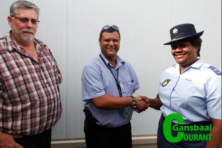  Vlnr adj.off George Hayes, sp.sers Brendon Bergstedt en die stasiebevel-voerder, lt.kol Kholosa Moshi.