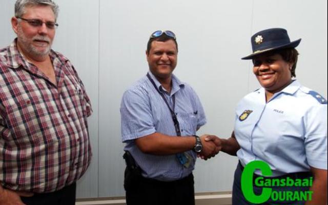  Vlnr adj.off George Hayes, sp.sers Brendon Bergstedt en die stasiebevel-voerder, lt.kol Kholosa Moshi.