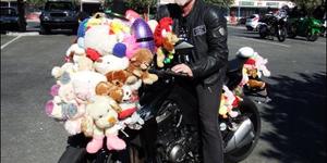 Johan Pretorius van die Family Christian Church (FCC) in die Kaap sit hier op sy Kawasaki 1000 met sy speelgoed. Johan het â€˜n vorige rekord van een en sestig sagte speelgoed wat aan â€˜n motorfiets vasgemaak was, verbeter na sewentig, wat nou die nuwe rekord is.