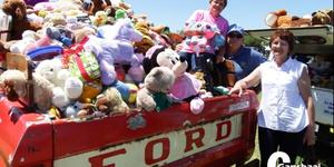 Die massa sagte speelgoed wat aan die motorfietse vasgemaak is, is by Stanford op hierdie veteraan Ford bakkie gelaai. Op die bakkie ontvang Christine van Zyl van Gansbaai Lionsklub die sagte speelgoed, met Pieter de Vries, ook â€˜n Lion en Jocelyn Coetzee, altwee van Gansbaai, by die bakkie.