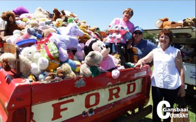 Die massa sagte speelgoed wat aan die motorfietse vasgemaak is, is by Stanford op hierdie veteraan Ford bakkie gelaai. Op die bakkie ontvang Christine van Zyl van Gansbaai Lionsklub die sagte speelgoed, met Pieter de Vries, ook â€˜n Lion en Jocelyn Coetzee, altwee van Gansbaai, by die bakkie.