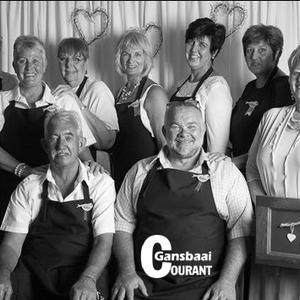 Die hardwerkende lidmate van Gansbaai AGS-gemeente tydens die funksie vir bejaardes, maar ook tydens vele ander funksies. Voor vlnr Willie van Straten en past Frikkie Zeelie. Agter vlnr Rachel Engelbrecht, Sonja van Straten, Lorraine Russel, Stella Swart, Minette Maree, MariÃ«tte Zeelie en past Beryll Coetzer. 