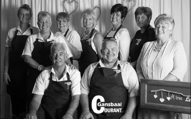 Die hardwerkende lidmate van Gansbaai AGS-gemeente tydens die funksie vir bejaardes, maar ook tydens vele ander funksies. Voor vlnr Willie van Straten en past Frikkie Zeelie. Agter vlnr Rachel Engelbrecht, Sonja van Straten, Lorraine Russel, Stella Swart, Minette Maree, MariÃ«tte Zeelie en past Beryll Coetzer. 