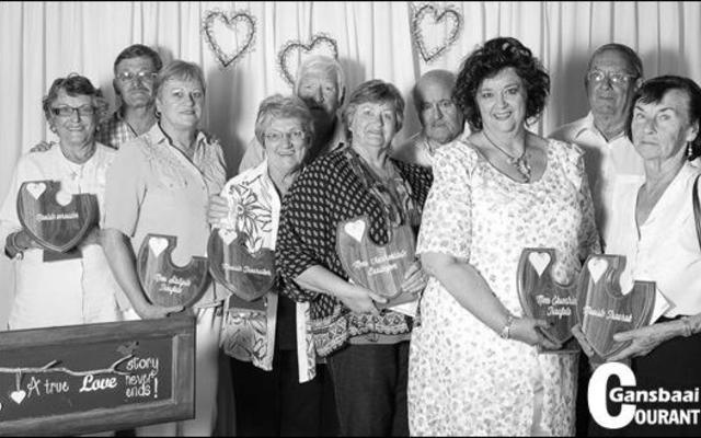 Die wenners in die onderskeie afdelings van die â€˜Memory Laneâ€™ kompetisie tydens Gansbaai AGS-gemeente se funksie vir bejaardes. Vlnr Connie du Preez, Mike en Elize SchrÃ¶der, Petro en Pieter Marais, Marlene en Victor van der Westhuizen, Annelie en Louw Botha en Mimi Farrell.