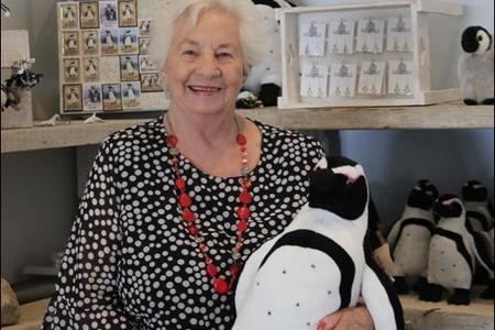 Haar kleinkindersÂ  hetÂ  virÂ  haarÂ  89ste verjaardag in Mei vanjaar â€˜n pikkewynhuis gekoop en na hulle ouma vernoem.Â  Ouma Lida van Staden het eers verlede week die geleentheid gekry om te gaan kyk waaroor die bewaringsgeskenk nou eintlik gaan toe sy in Gansbaai kom kuier het. Haar besoek aan die African Penquin & Seabird Sanctuary was vir diÃ© wyse gryse dame baie interessant, aangesien daar â€˜n hele klompie jong pikkewyntjies gearriveer het wie se ouers nie na hulle omsien op Dyer-eiland nie.Â 