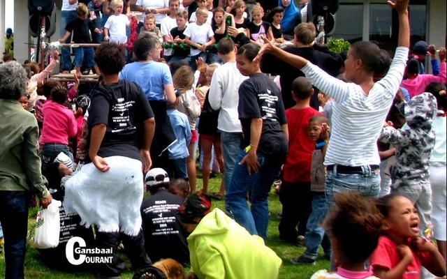 Dit is feestyd in Gansbaai en kinders van 10 jaar en jonger word hartlik genooi om Saterdag, 17 Desember 2016 te deel in die vreugde en opgewondenheid van die seisoen. DiÃ© jaarlikse projek met past Frikkie Zeelie aan die stuur van sake, vind op die Gansbaai Gemeenskaplike Sportgrond (agter die munisipale kantore) plaas.Â  Dit begin reeds 08:00 die oggend.Â  Die spesiale dag sal gekenmerk word deur geskenke, lekkernye en opwinding en duur tot 12:00.Â  Navrae kan Â gerig Â word Â aan Past Zeelie by 082Â 498 6992. Â (Argieffoto Gansbaai Courant)