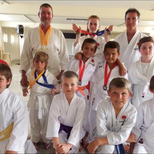 Gansbaai se â€˜Karate Kidsâ€™ van die Gansbaai Klub, Karate-Ka, tydens â€˜n oefensessie in Gansbaai Toerisme se konferensiesaal. Heel agter regs, is die afrigter, Sensei Ronnie Knott. 