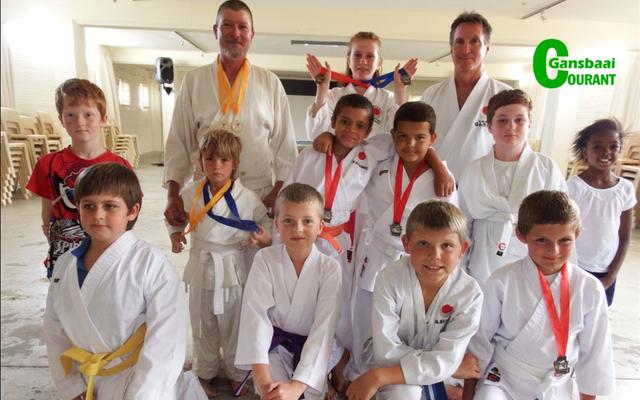 Gansbaai se â€˜Karate Kidsâ€™ van die Gansbaai Klub, Karate-Ka, tydens â€˜n oefensessie in Gansbaai Toerisme se konferensiesaal. Heel agter regs, is die afrigter, Sensei Ronnie Knott. 