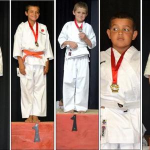 Pa Dawie en sy seun Harley Botha met hul medaljes.  Dawie het twee eerste plekke verower en Harley â€˜n eerste en derde plek.  Mikayla Herselman wat â€˜n eerste en tweede plek verower het. Andre Geerts spog met sy eerste plek. Hanlo van Rensburg spog ook  met â€˜n eerste plek. Lehem Friendly, â€˜n regte â€˜soldaatjieâ€™, het â€˜n eerste plek  ingepalm. Nina  wat tweede geÃ«indig het, staan heel links op die podium,  met haar ewebeeld, ZoÃ« wat â€˜n eerste en derde plek verower het tydens die klub se gordel-gradering.